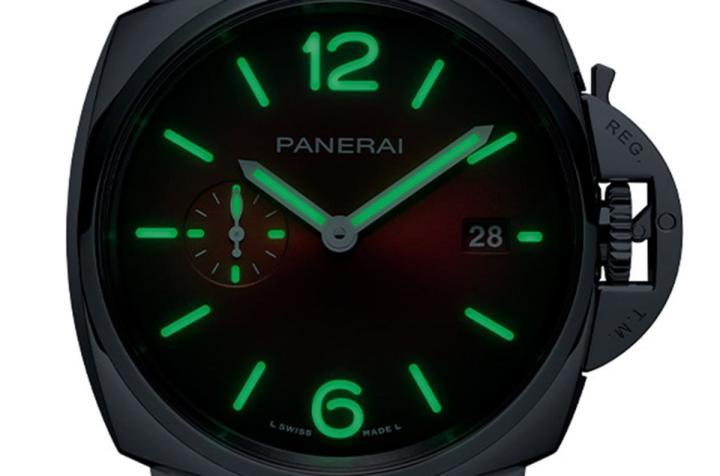 手表的白色Super-LumiNova®夜光涂层在暗处会发出绿色萤光，展现不受环境限制的视读作用。