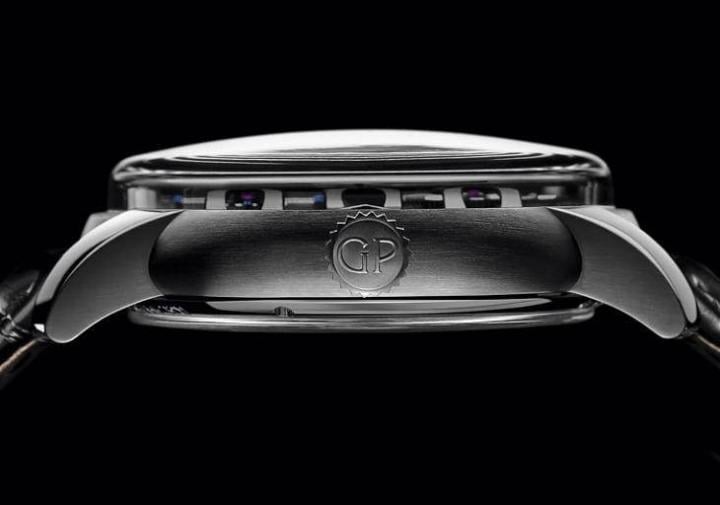 镂空三桥Neo Tourbillon陀飞轮腕表的机芯厚度为9.54毫米，钛金属表壳的边缘则保持不变。无论是视觉上，又或者载在手腕的触感上，都没有受厚度增加的影响