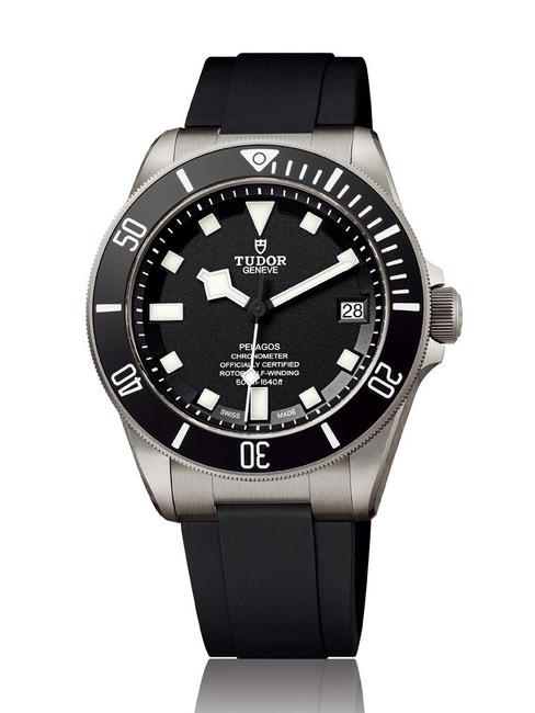 独特专利的表摺扣，突出专业腕表的特性，强调TUDOR Pelagos系列腕表的实用可靠