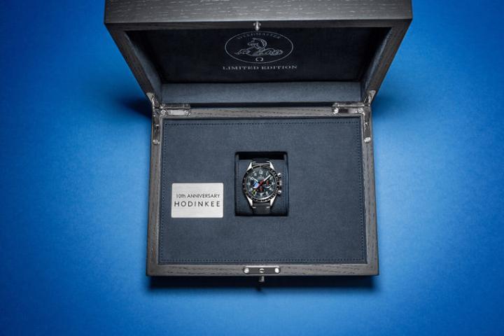 欧米茄超霸“HODINKEE 10周年”限量腕表具有特殊盒装设计，全球限量发行500只