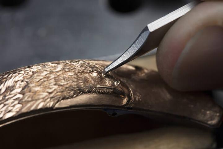 Les Cabinotiers阁楼工匠2755机芯腕表表壳刻有雄鹰图案，本身则具备三问等级的高复杂功能