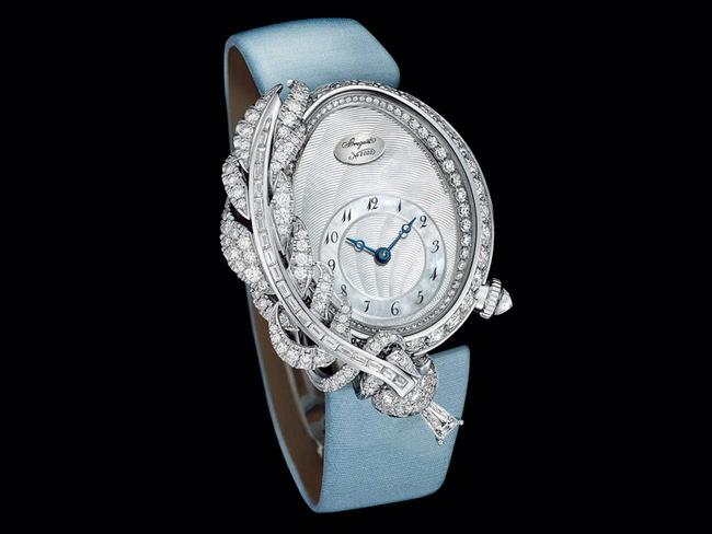 宝玑Rêve de Plume高级珠宝腕表， 鹅卵形表壳搭配天然母贝表盘以及羽毛饰纹珠宝，展现出高贵优雅、轻盈飘逸的感觉