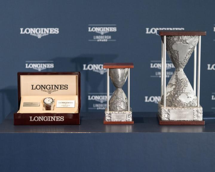 获得浪琴表林白奖的得主将被颁赠的奖座以及Lindbergh Hour Angle Watch腕表