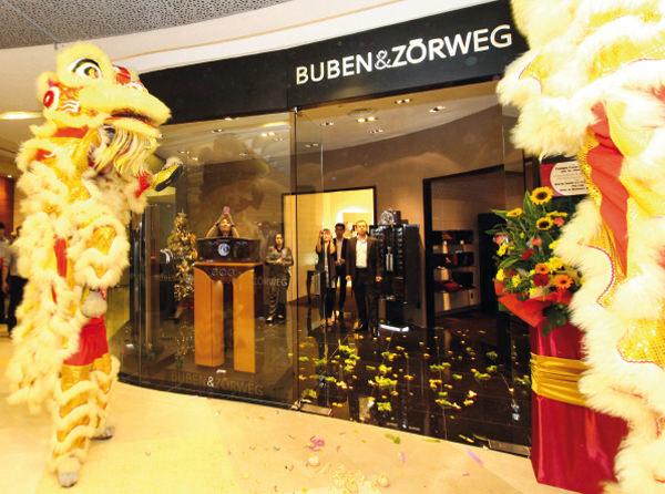 锣鼓齐鸣，驱鬼除恶，在传统的中国方式里，两只舞动的雄狮迎接Buben&Zorweg精品店老板的到来。