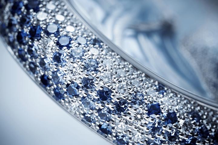 腕表表圈、表冠和针扣皆以钻石和蓝宝石点缀，共镶嵌了702颗宝石