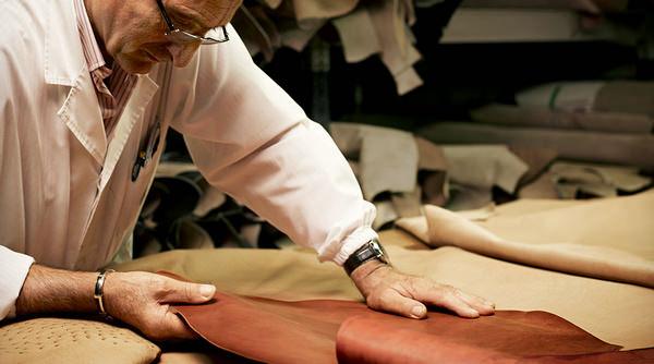Santoni对皮革采用繁复的加工工序，从而使其在出厂时就已具有独特的复古外观，以及该品牌产品特有的极富层次感的精妙色泽。使用这种工艺加工的皮革看起来就像已经被精心使用了数年，而实际上却是崭新的