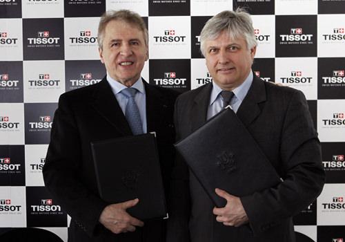 Tissot 天梭首席执行官 François Thiébaud弗朗索瓦•添宝先生，左，与Eric Saintrond, FISU 秘书长兼首席执行官Eric Saintrond在签约仪式上