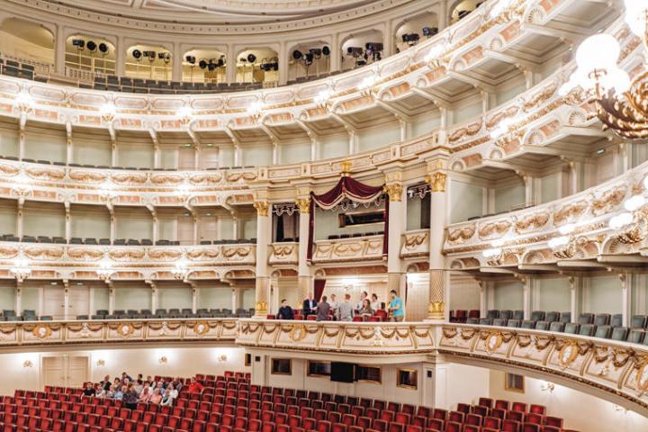 除了制表厂，参赛者也获得机会参观德累斯顿森帕歌剧院，感受五分钟数字钟的历史魅力
