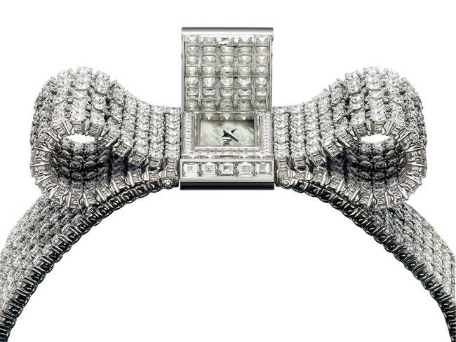 Limelight 蝴蝶结神秘腕表，表带镶嵌770颗圆形美钻，搭载伯爵制56P石英机芯