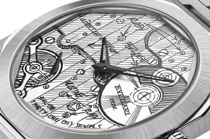 宝格丽手表产品设计执行总监Fabrizio Buonamassa Stigliani亲手绘制的机芯草图成了Octo超薄表的面盘装饰，随兴的笔触让人回想起手表研发阶段的过程。