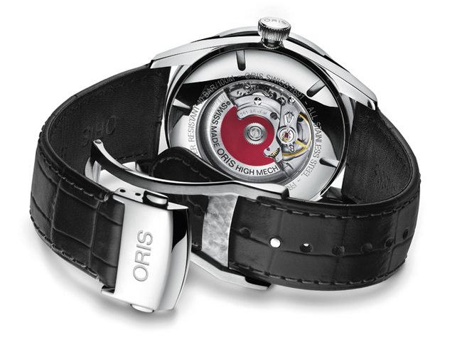 ORIS Artix 指针式月亮周期表的表背将自家研发的全新ORIS 761自动机芯，以及品牌标志性的红色自动盘完美展现