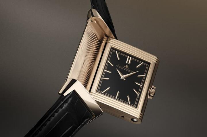 积家以Reverso系列为基础，透过手表的可翻转特色，在表背加上金龙雕刻图案，用来庆祝2024年即将迎来的农历龙年。