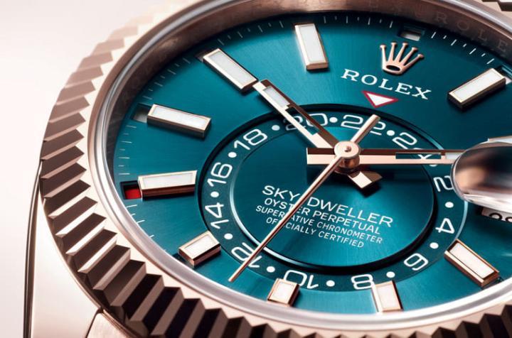 劳力士2023年于永恒玫瑰金款中新增蓝绿色面盘，替手表带来新气象。