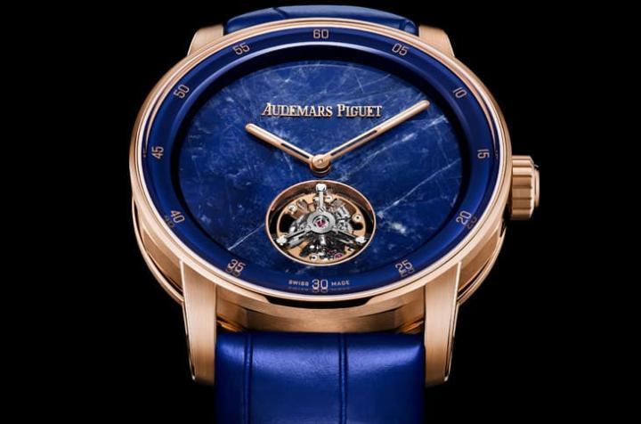 选用巴西方钠石打造深蓝面盘,天然白色纹理独一无二,搭配玫瑰金表壳与同色鳄鱼皮表带,将珍贵宝石的高雅气质融入手表设计之中。