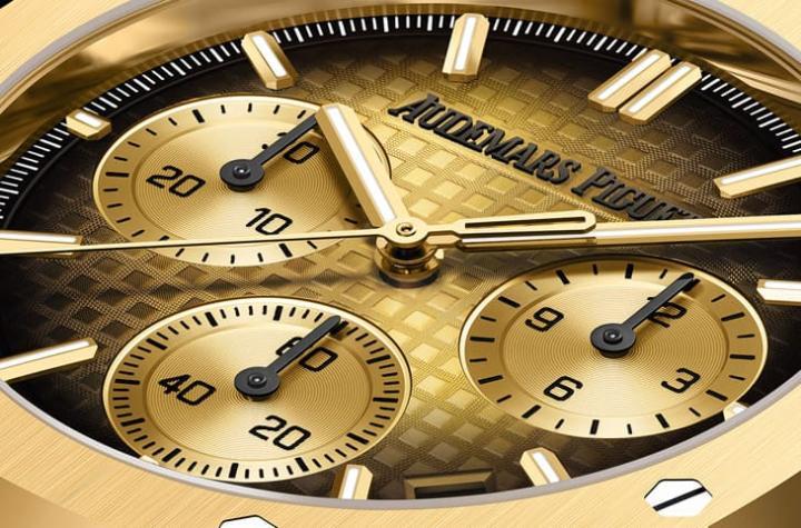 新款皇家橡树41毫米自动计时码表以黄金制作表壳，搭配烟燻金色大型格纹面盘，让人想起爱彼AP前两年推出的RO纪念表16202BA。