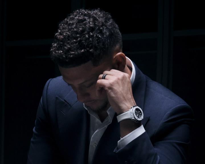 Patrick MahomesPatrick Mahomes 佩戴全新 Big Bang UNICO 陶瓷计时码表