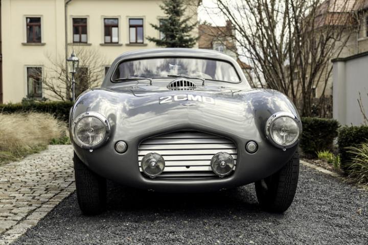 朗格总裁Wilhelm Schmid本身也是古董车爱好者，图为他所拥有的1957 Frazer Nash Le Mans Coupé跑车