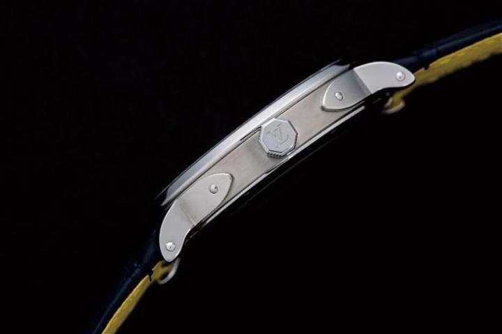 腕表表侧采用了LOUIS VUITTON旅行箱不可或缺的行李锁的设计连接表耳，各处细节可见品牌经典元素