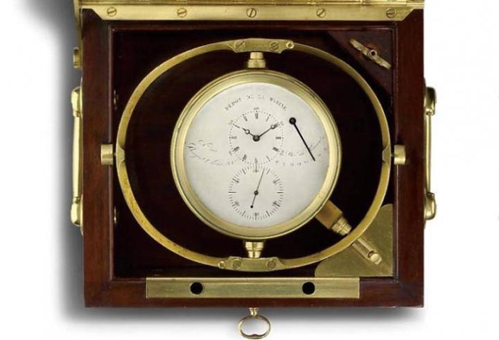 1815年10月27日法国颁布宝玑正式成为皇家海军指定计时器，参与各项军事用途，图为品牌制作的航海钟
