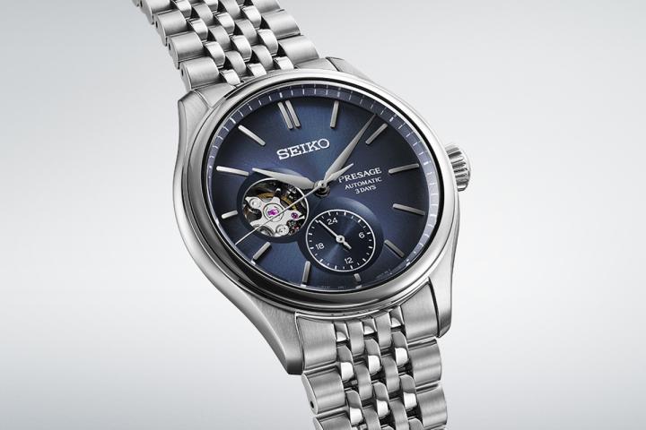 SPB527J1 腕表蓝色放射状纹理表盘重现生丝质感,镂空款设计可一窥 6R5J 机械机芯运作之美。