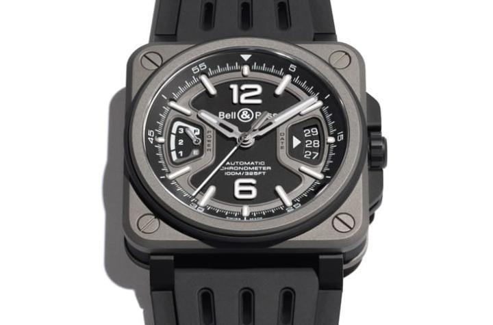 表壳以微喷砂 2 级钛金属打造,轻盈坚固并具抗腐蚀特性,多层式三明治结构搭配黑色橡胶表带与 DLC 护肩,呈现专业坚毅与鲜明技术感。