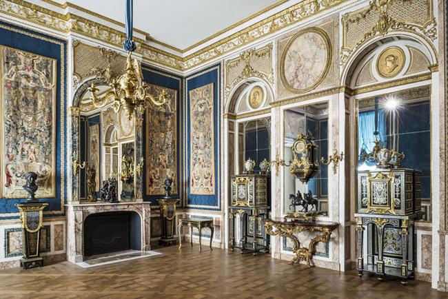 卢浮宫博物馆内修缮后盛装重开的路易十四至路易十六展厅