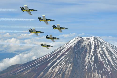 百年灵喷气机特技飞行队列队飞过富士山