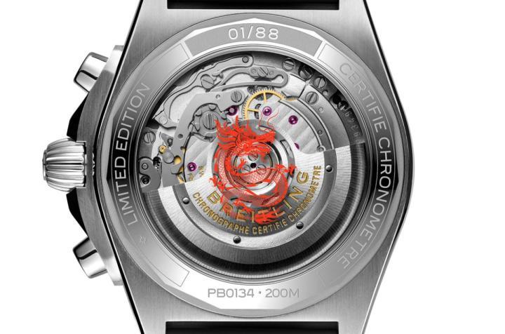 透明底盖中央印上与小秒盘相同的飞龙图案，搭配底盖边缘镌刻的限量数字彰显手表的纪念意义，而百年灵著名的B01机芯则是提供手表令人满意的走时品质。