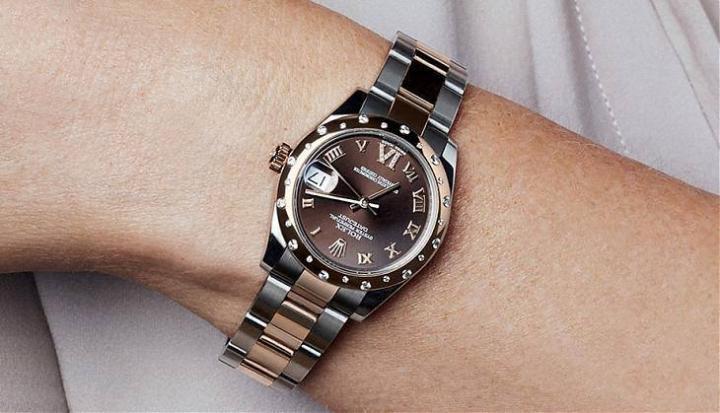 2015年在购入首只劳力士腕表届满20年之际，索伦丝坦再度入手了一款Datejust腕表，在类似的设计中，新版在设计上更精緻华丽，映衬一代球后的风采再适合不过