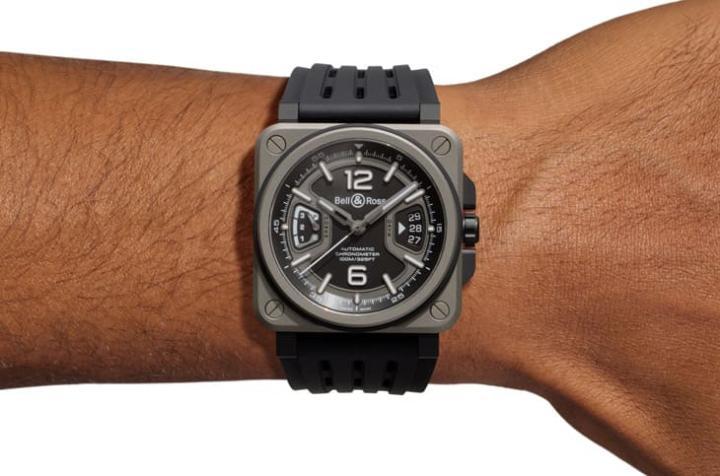 BR-X3 以航空专业为灵感,作为 BR-03 的进化之作,承袭 "X" 的实验与高效象征,此系列同时也为了庆祝方形表壳 20 周年,展现设计的无限潜力与现代前卫精神。