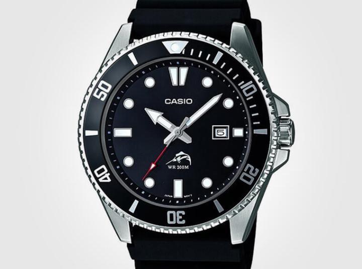 比尔盖茨曾佩戴卡西欧的枪鱼潜水表出席活动，该款表售价400人民币有找，大大颠覆我们对富豪佩戴手表就一定是大品牌、复杂款或是热门款的印象