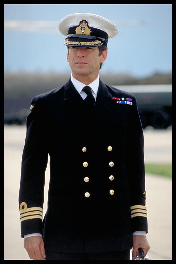 邦德系列电影《明日帝国》(Tomorrow Never Dies) (1997年)中， 皮尔斯·布鲁斯南(Pierce Brosnan)饰演的詹姆斯·邦德身着海军中校制服