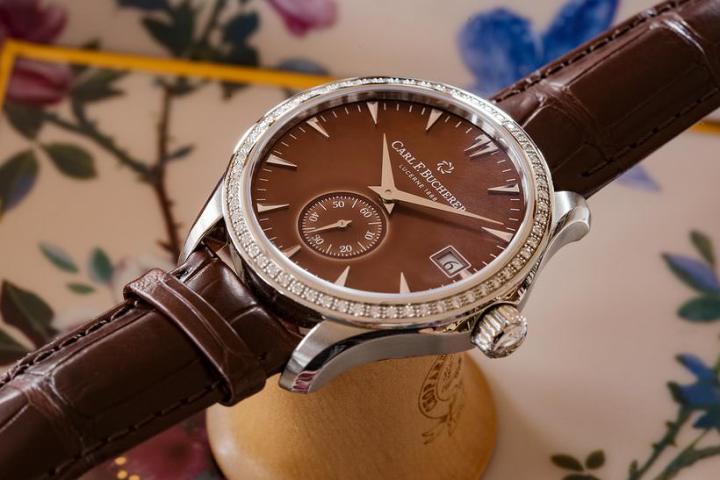 宝齐莱马利龙缘动力腕表，40 毫米的不锈钢表壳圆润流丽，表圈镶嵌 60 颗闪烁钻石，与面盘的分钟刻度含蓄呼应