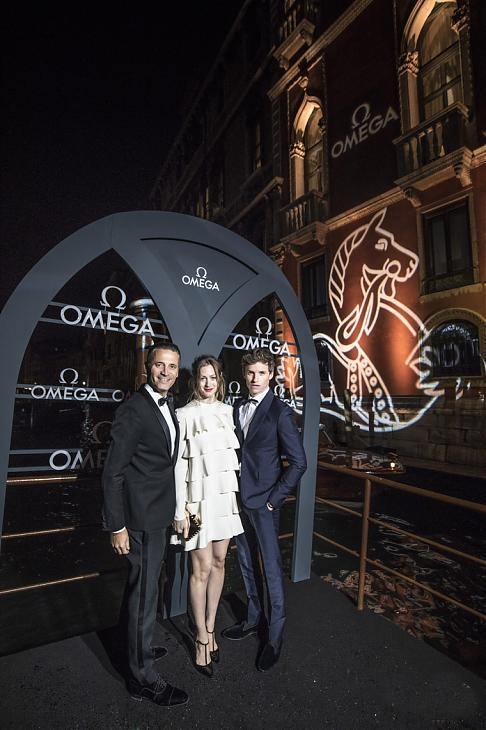 欧米茄总裁暨执行长Raynald Aeschlimann、艾迪．瑞德曼与太太汉娜．瑞德曼在水都威尼斯共同合影