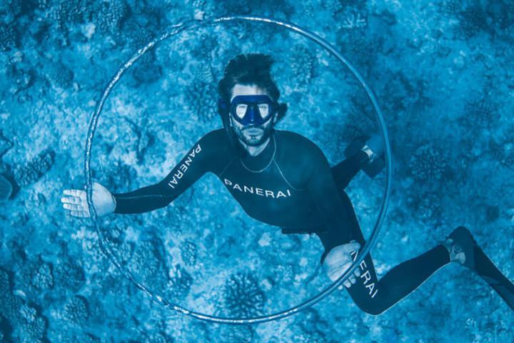 Guillaume Néry保有多项自由潜水世界纪录，他在2018年加入沛纳海家族，双方数次推出联名手表，2021年再推出新款作品PAM01122