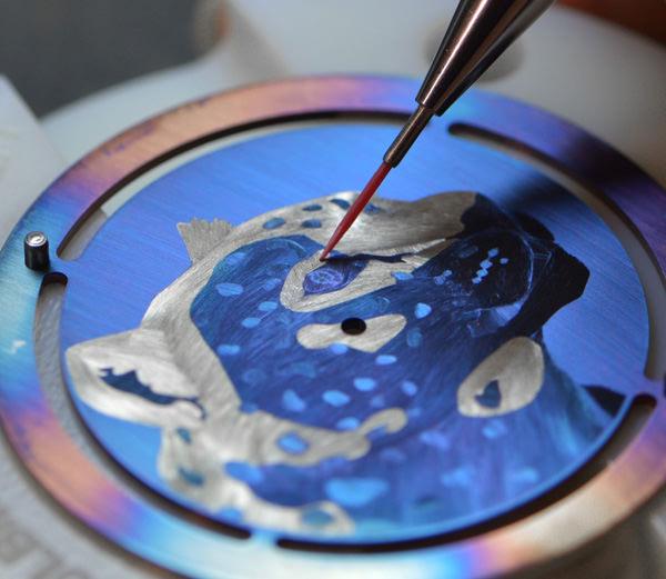 火金工艺的灵感源自透过加热改变金属表面颜色的蓝钢指针工艺