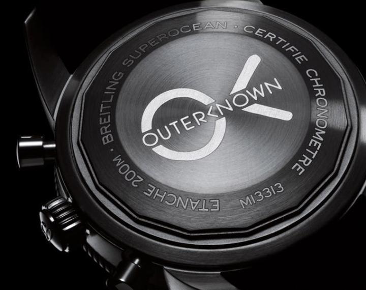 实底盖上镌刻着Outerknown的Logo，突显联名特别版的收藏意义