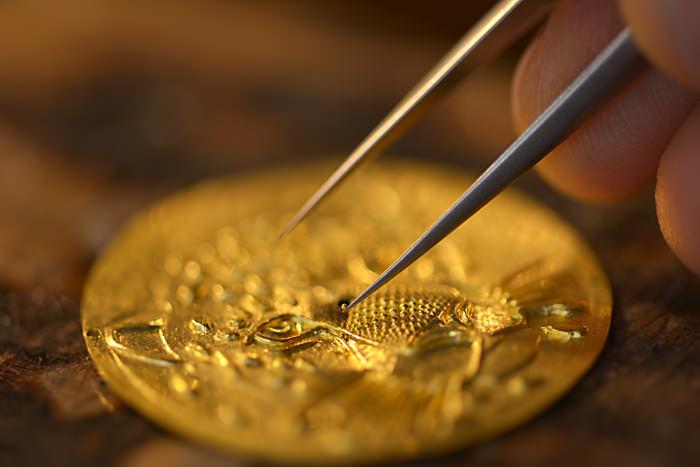 Cartier卡地亚工匠制作金属珠粒表盘猎豹装饰© Cartier