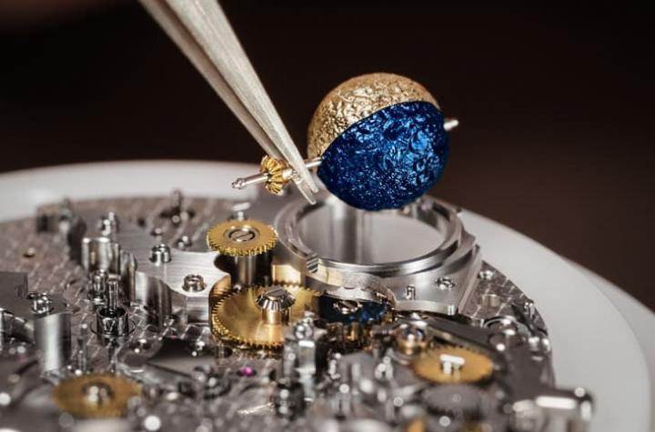 人偶以钛金属制作并手工润饰,展现雕塑般质感。头顶三维立体月球以双色 PVD 诠释阴晴变化,外圈月龄刻度环以 29.5 天同步运行,技术与艺术巧妙融合。