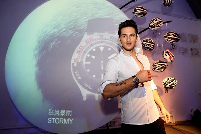 模特痴狂展示 Swatch 斯沃琪2013全新潜水系列“狂风暴雨“腕表