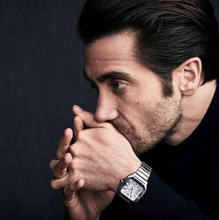卡地亚近期宣布由知名男星Jake Gyllenhaal出任Santos de Cartier系列的全球形象大使，在男神的演绎下，衬托出这款历史名作的迷人风采