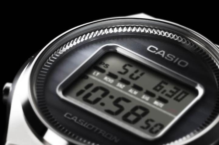 卡西欧制表50周年的重要献礼之一为复刻Casiotron手表，其以不锈钢材质搭配深蓝色面盘，让人回味昔日经典的风采。