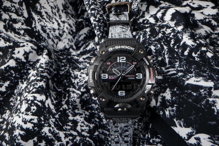 CASIO G-SHOCK三度携手BURTON推出全新手表。BURTON是一家专业滑雪板制造商，总部位于美国佛蒙特州。公司成立于1977年，从那时起的43年中，它已成为世界上最大的滑雪板品牌