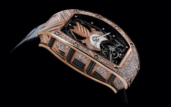 RICHARD MILLE推出新作RM 71-01 Talisman自动上链女士陀飞轮腕表，其以「护身符」为名，并从装饰艺术、部落艺术——面具、非洲雕塑等领域汲取灵感，品牌一共推出十种不同款式的表壳和面盘设计