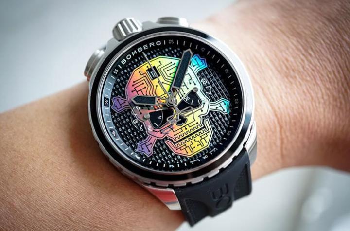 手表戴在手上随着角度变化与光线照射，骷髅头图案的颜色也会跟着有丰富多彩的动感。