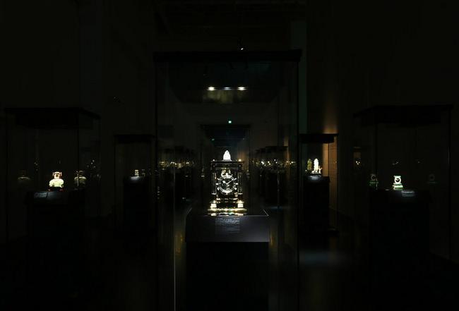 《卡地亚时间艺术》展览由设计师吉冈德仁设计，并善于营造特殊的背景空间，秉持独特的物品设计理念，游走于设计与艺术之间