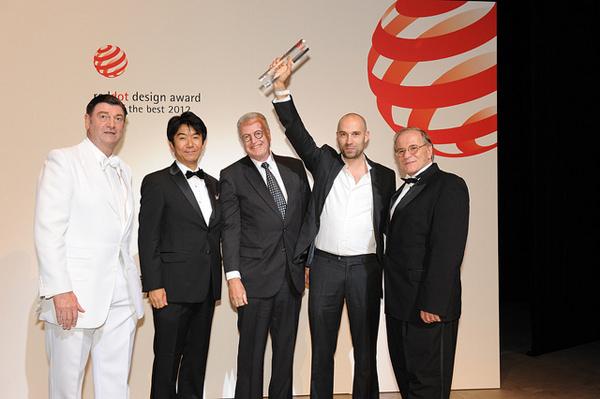 Ventura首席执行官Pierre Nobs （左三），与设计师Simon Nusslein（右二）和他们获得的红点设计大奖“最佳设计奖”奖杯