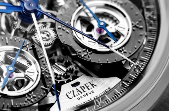 分钟计时盘设于 4 点半方向,小秒针在 7 点半方向,搭配 PVD 渐变蓝宝石圈,"XX" 符号融入 CEO 名字,增添专属语言趣味。