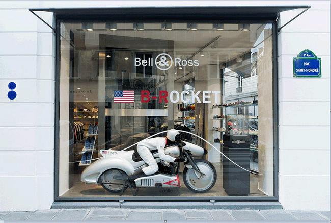  BELL＆ROSS革命性的「飞行电单车」在开始世界巡回前，在巴黎著名潮店橱窗进行展出，吸引路过民众的目光