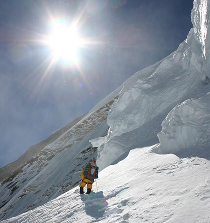 Viesturs在攀登完三座8000米高峰后，他终于正式下定决心要完成挑战全球14座8000米高峰的壮举，为此他拟定了一份力登8000计划，最终花了18年顺利完成